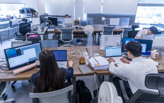 IT컨설팅·IT서비스 기업 브이티더블유가 로코드 애플리케이션 개발 플랫폼을 내놓고 SW 개발의 판을 바꾸는 시도를 하고 있다. 서울 용산구 브이티더블유 사무실에서 직원들이 플랫폼을 점검하고 있다. 박동욱기자 fufus@